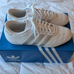Adidas Women's Taekwondo White/Silver Sneakers With Gum Soles 8.5 US